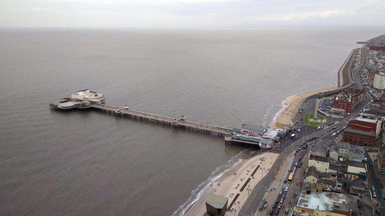 Town Center Willow Apartment - Sleeps Up To 10 - Dogs Welcome - 2 Minutes From Train Station Blackpool Exterior photo